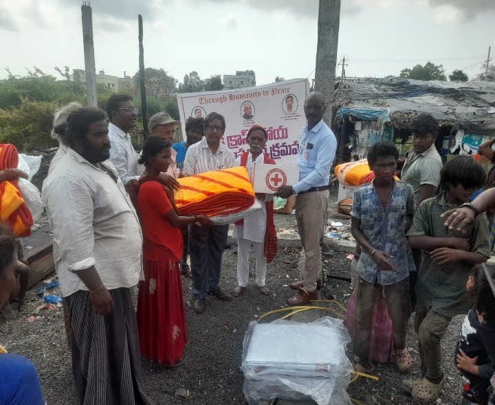 అగ్ని ప్రమాద బాధితులకు రెడ్ క్రాస్ సాయం