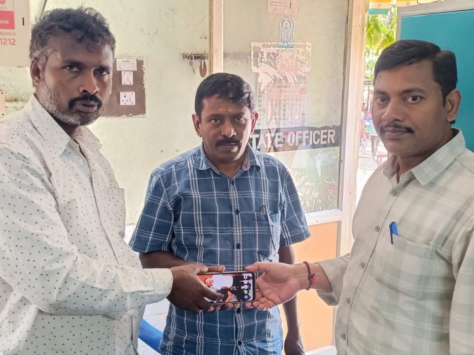 దొరికిన ఫోన్ యజమానికి అప్పగింత