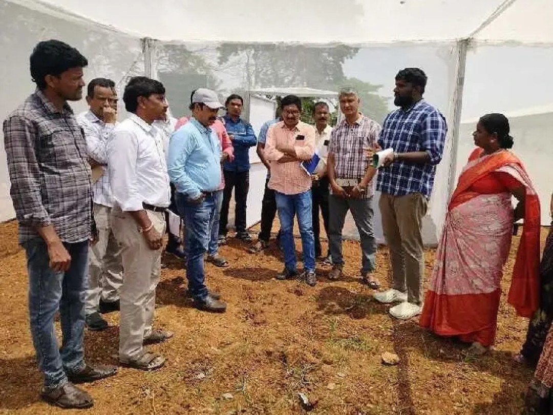 ఇందిరమ్మ ఇళ్లను పరిశీలించిన అదనపు కలెక్టర్