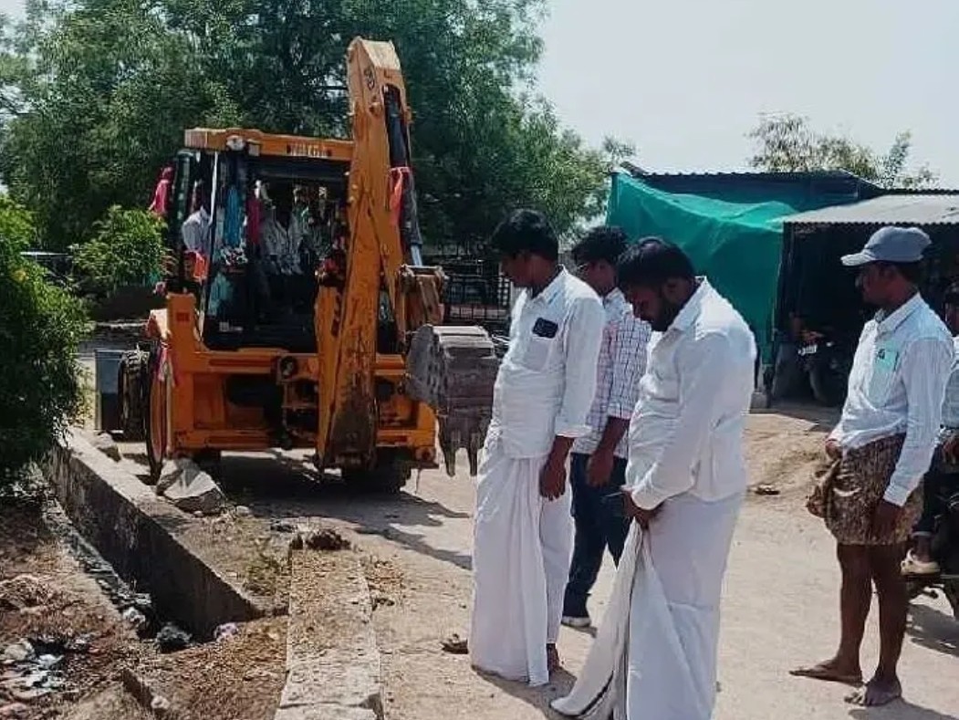 సర్పంచ్ ఆధ్వర్యంలో పారిశుద్ధ్య పనులు ప్రారంభం