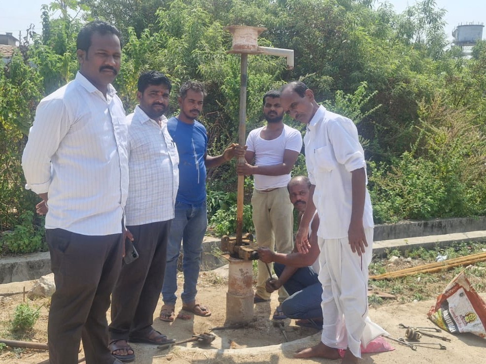 ​జాన్సీ లింగాపూర్‌లో చేతి పంపులకు మరమ్మతులు