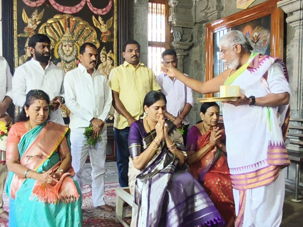 యాదాద్రీశుడిని దర్శించుకున్న హరీష్ రావు సతీమణి