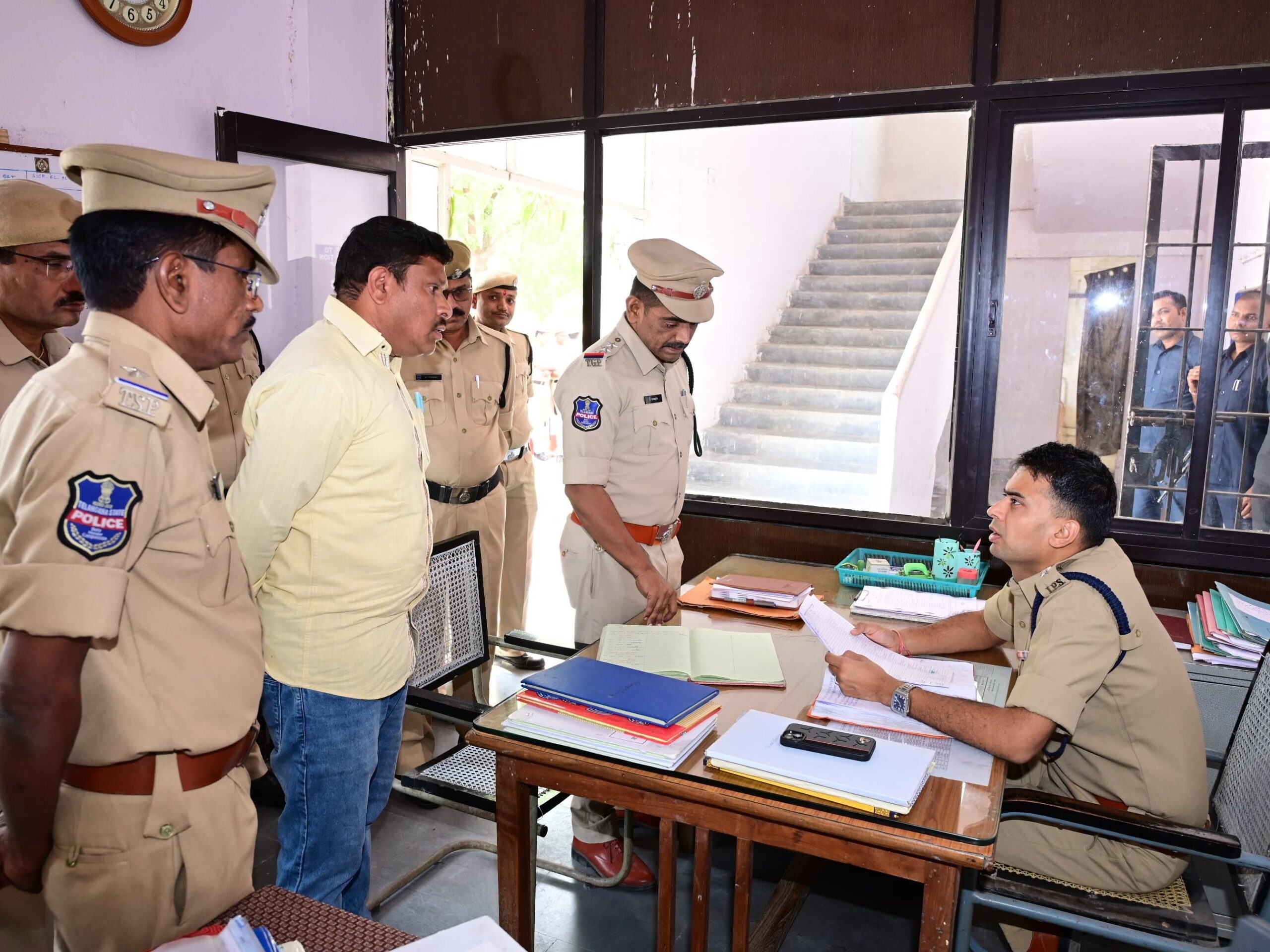 పోలీసులు నిజాయితీతో వ్యవహరించాలి: SP