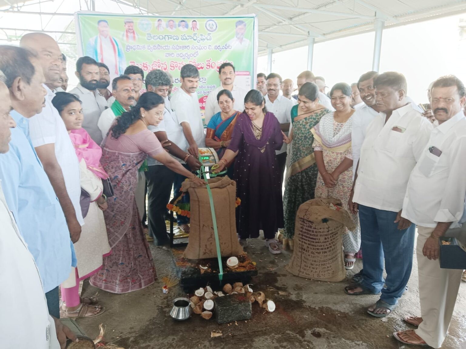 రైతుల కోసం 8 కొనుగోలు కేంద్రాలు: కలెక్టర్