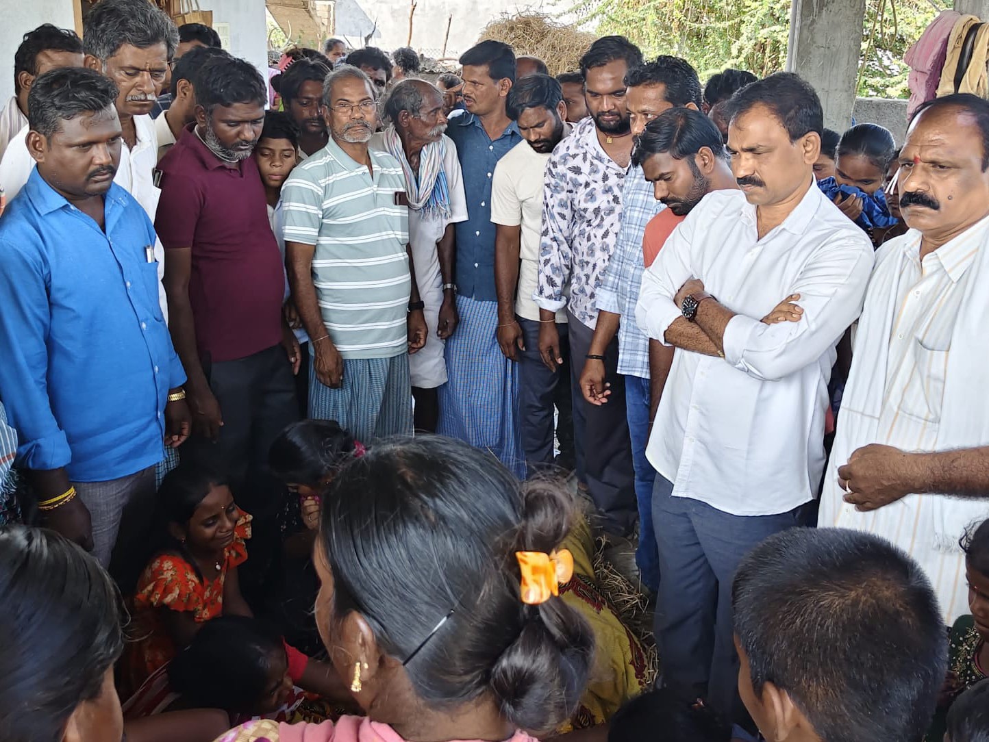 రోడ్డు ప్రమాదంలో మృతి చెందిన యువకుడికి నివాళి