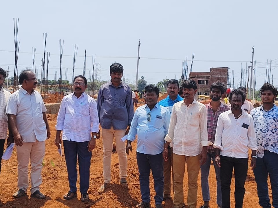 ‘నిర్వాసితుల నోట్లో మట్టి’