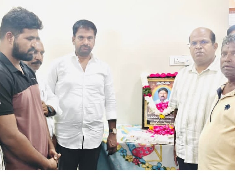 బాధిత కుటుంబాన్ని ఓదార్చిన మాజీ ఎమ్మెల్యే