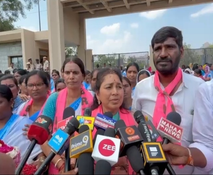 కలెక్టరేట్ వద్ద ఆశ వర్కర్ల ధర్నలో మాజీ ఎమ్మెల్యే