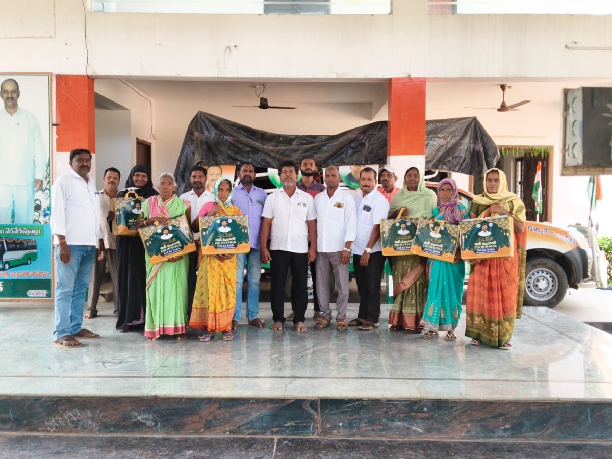 పరకాలలో రంజాన్ తోఫాల పంపిణీ