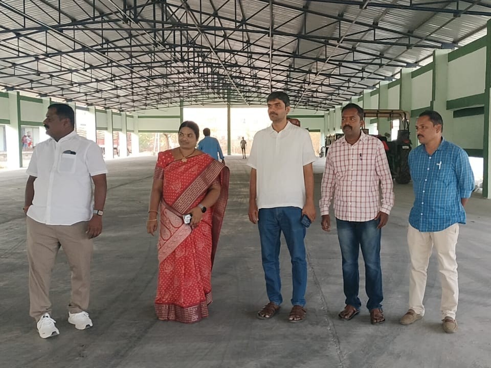 మక్కల కొనుగోలు ఏర్పాట్లను పరిశీలించిన మార్కెట్ డీఎం