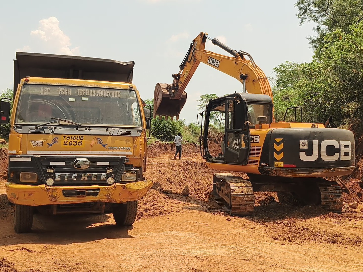 మట్టి మాఫియాపై.. చర్యల కోసం గ్రామస్థుల ఆవేదన..!