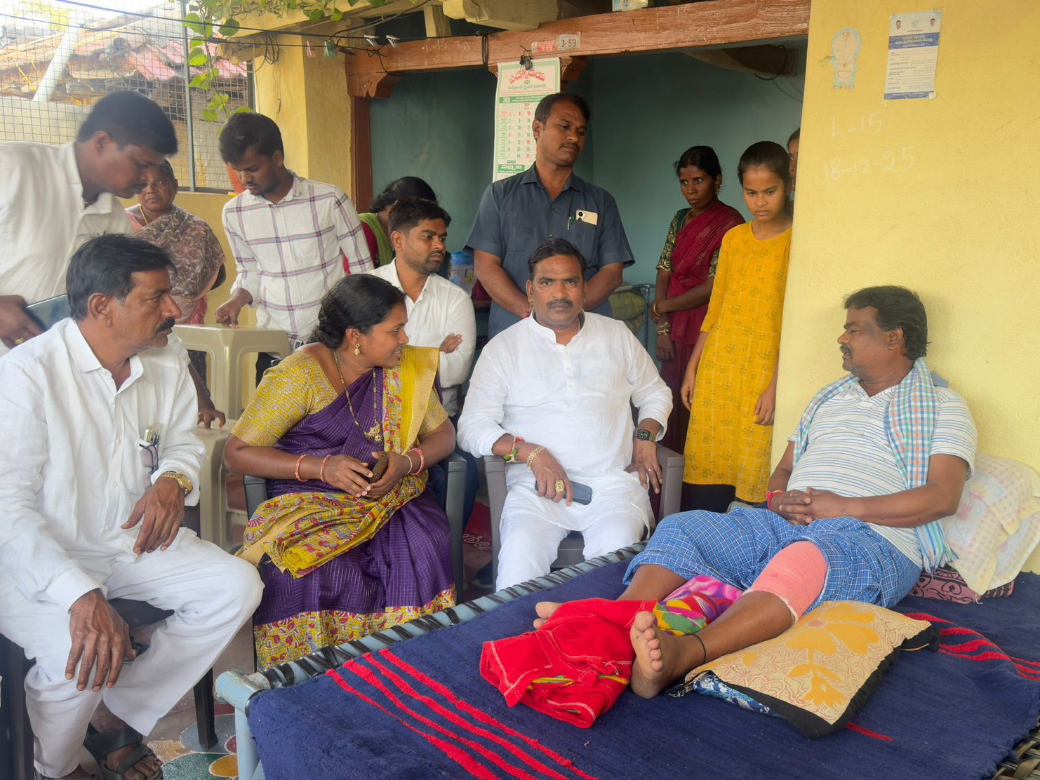 సీనియర్ జర్నలిస్టులు పరామర్శించిన ఎమ్మెల్యే