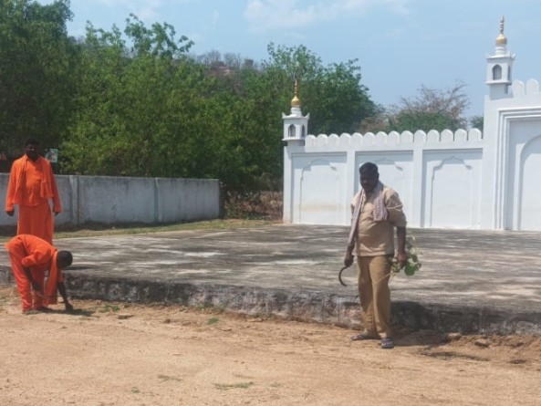 కమ్మర్ పల్లిలో ఈద్గా వద్ద శ్రమదానం