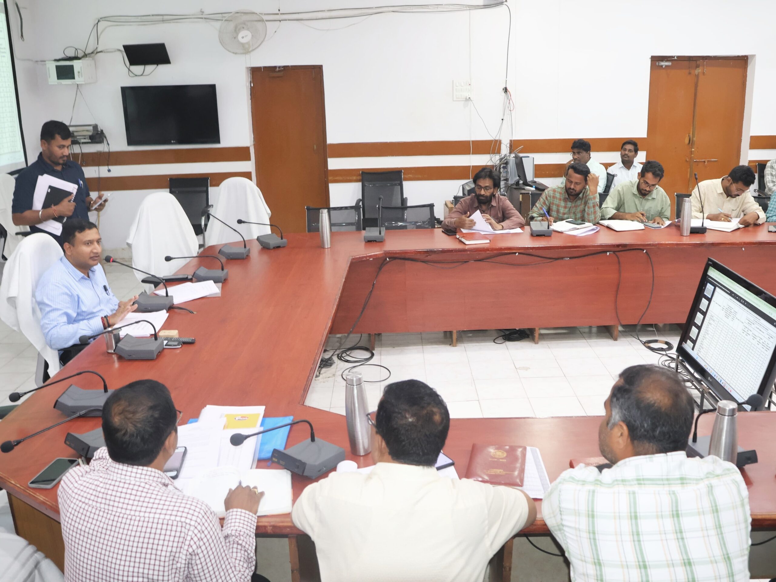 ఉపాధి హామీ లక్ష్యాలను పూర్తి చేయాలి: కలెక్టర్