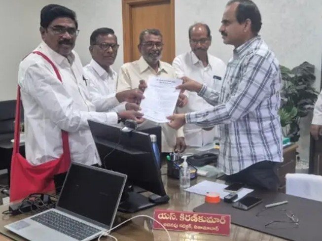 ‘విత్తనమిచ్చిన వ్యాపారులే కొనుగోలు చేయాలి’