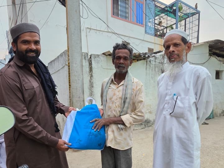 పెనుకొండలో రంజాన్ తోఫా పంపిణీ