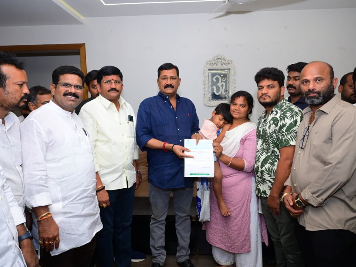 సీఎం సహాయనిధి పంపిణీ చేసిన ఎమ్మెల్యే