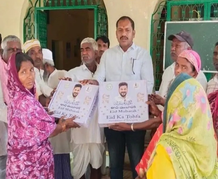 ఇస్రంపల్లిలో  ముస్లిం సోదరులకు తోఫా పంపిణీ