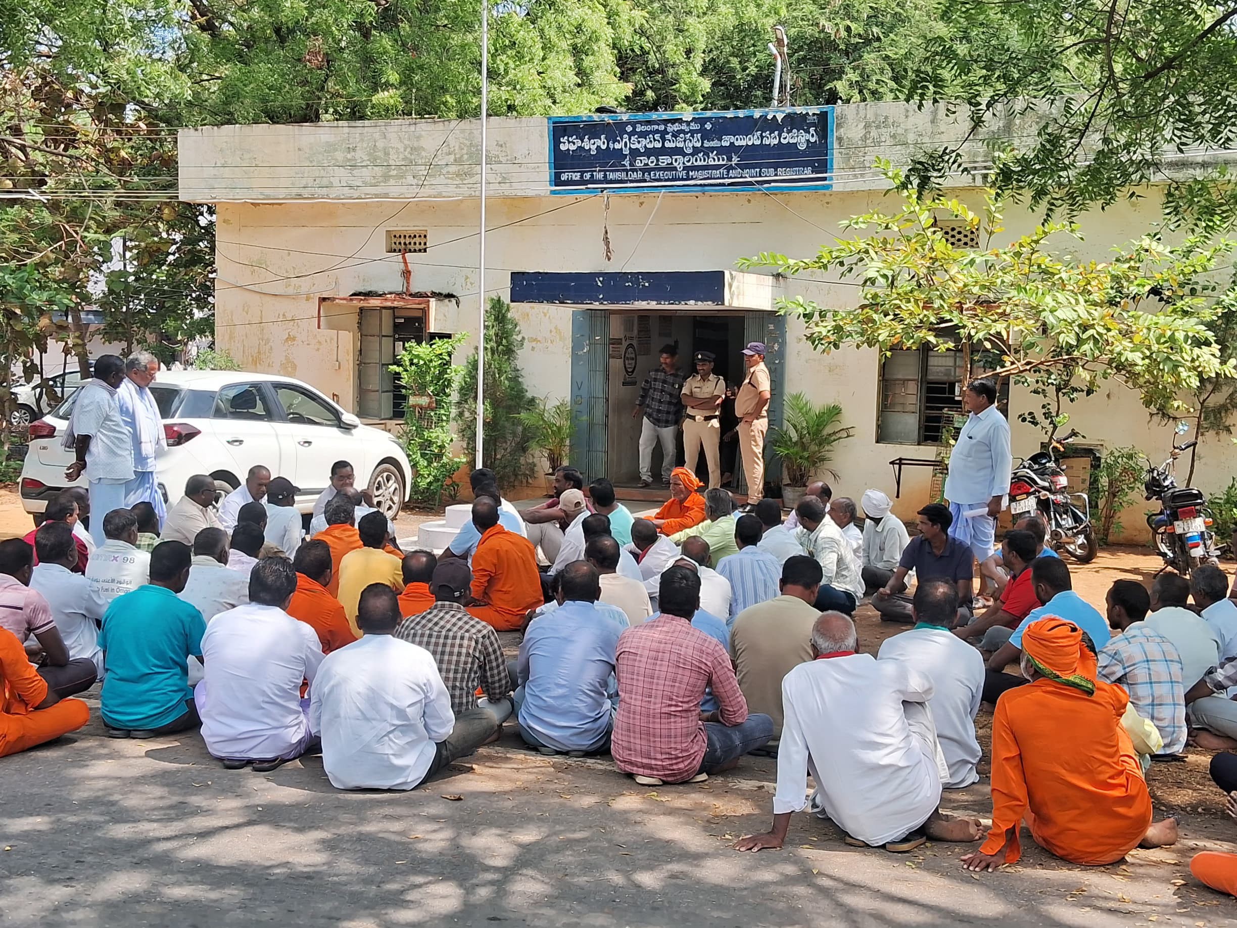 ఇసుకను తరలించ వద్దంటూ నిరసన