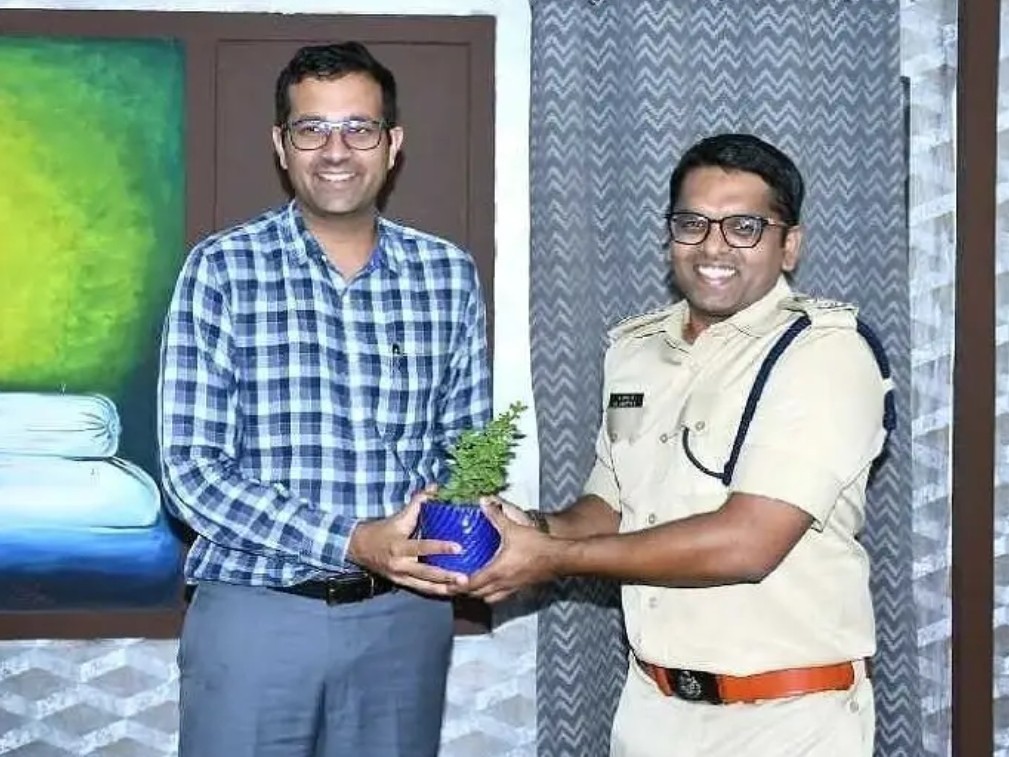 కలెక్టర్ను మర్యాదపూర్వకంగా కలిసిన ఎస్పీ