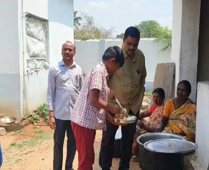 ప్రభుత్వ పాఠశాలను తనిఖీ చేసిన ఎంఈవో