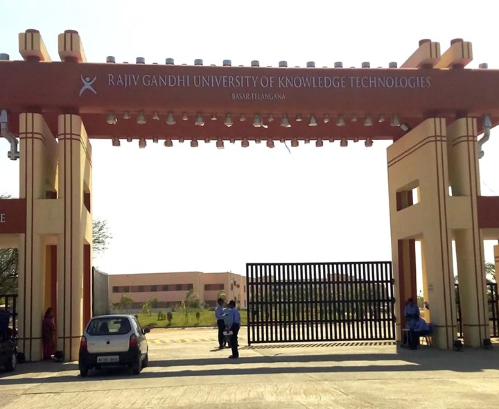 బాసర ట్రిపుల్ ఐటీ కాలేజీ దగ్గర ఉద్రిక్తత