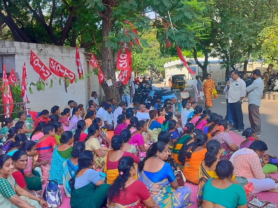 22వ రోజుకు చేరిన స్విమ్స్ కార్మికుల దీక్ష