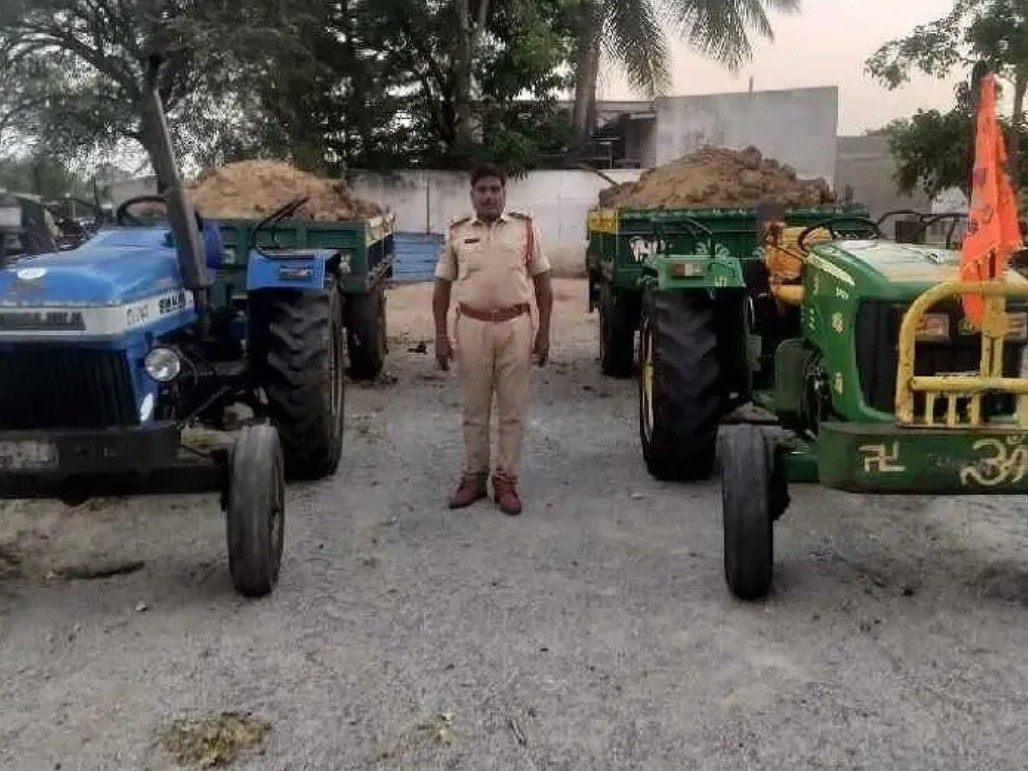అక్రమ మొరం తరలింపు.. ఇద్దరిపై కేసు నమోదు