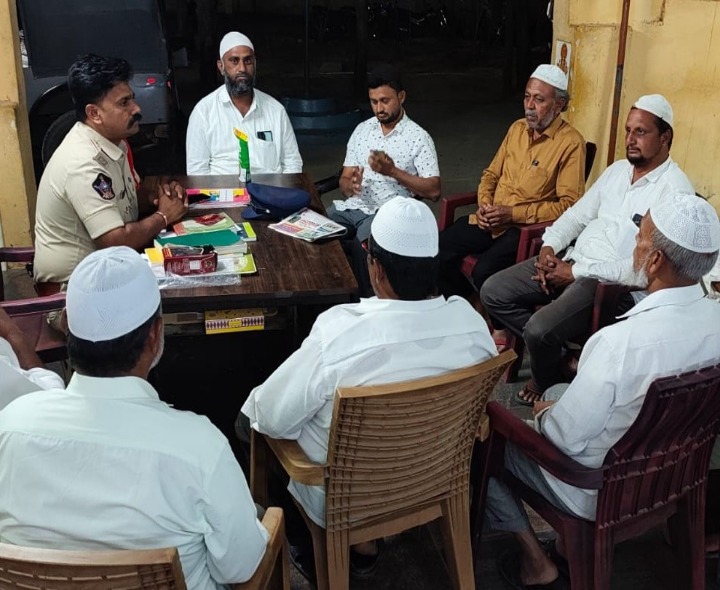 సోమందేపల్లి ఎస్సైని కలిసిన ముస్లింలు