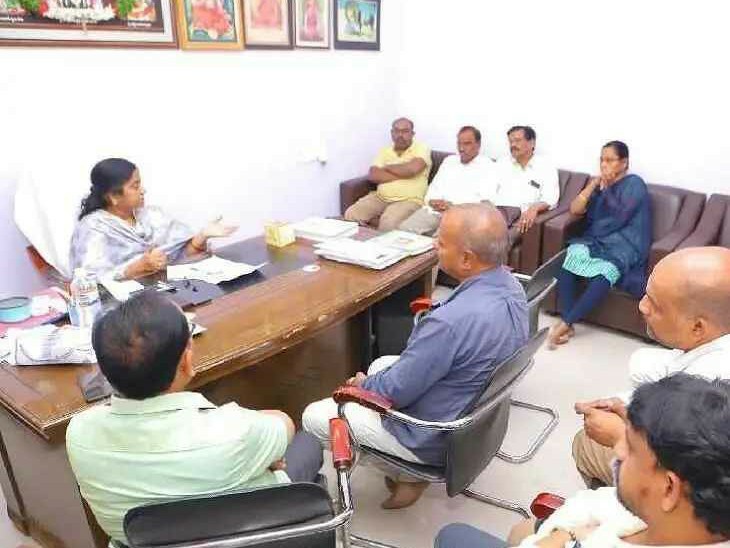 జాతర ఏర్పాట్లకు ఈవో సమీక్ష సమావేశం