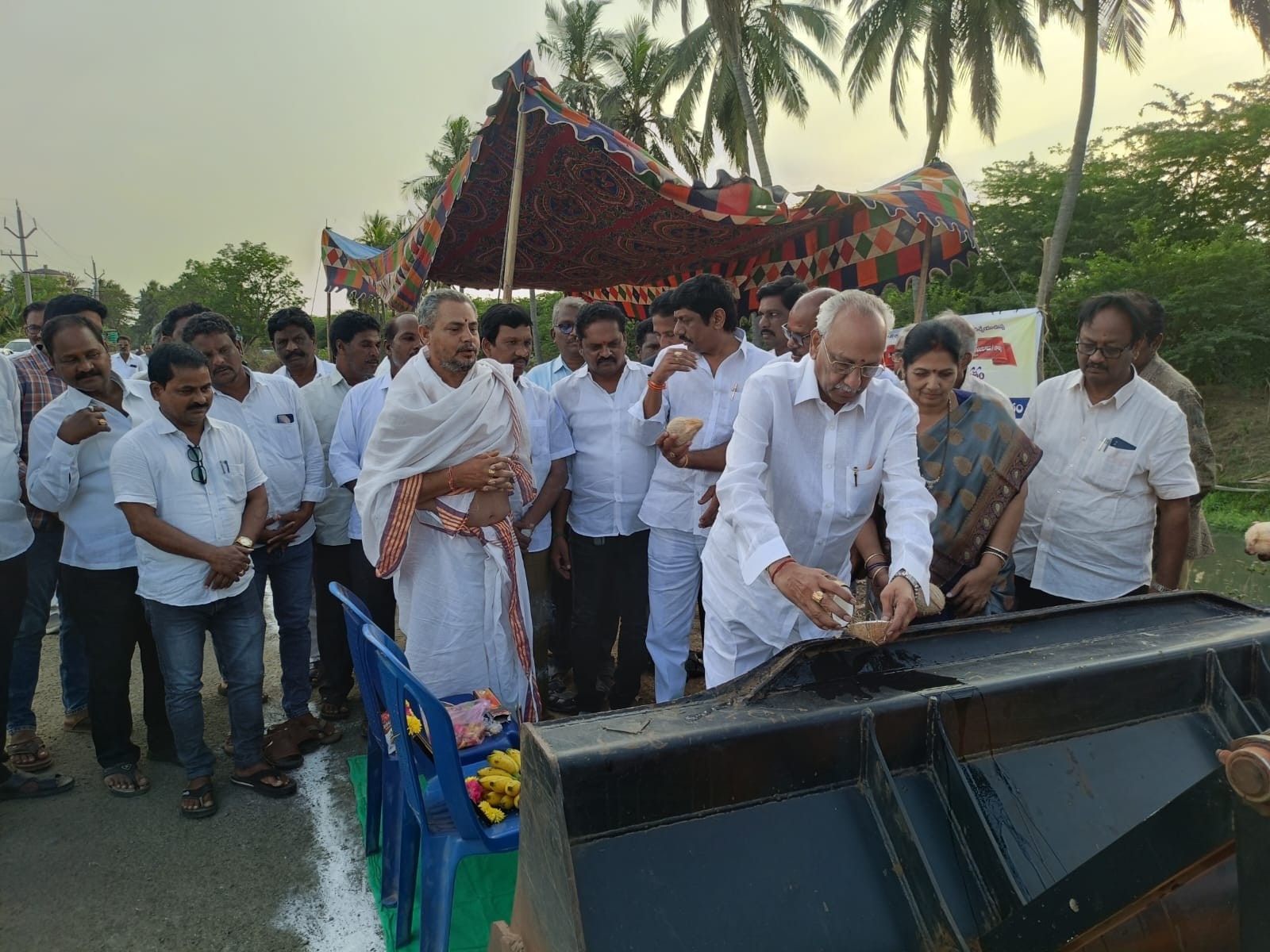 రహదారి పనులకు ఎమ్మెల్యే శంకుస్థాపన