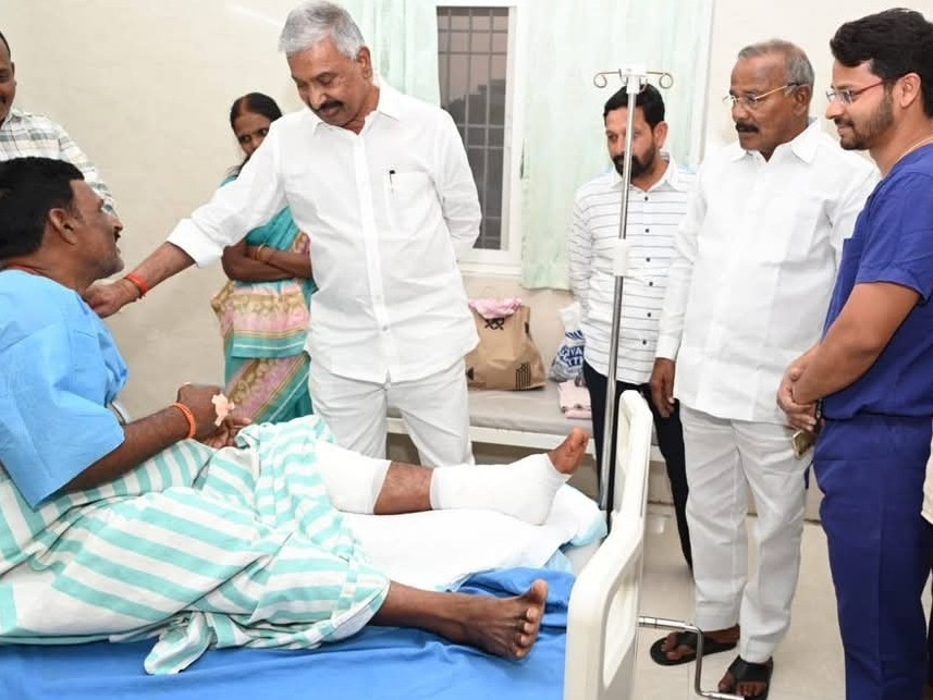 బాధితున్ని పరామర్శించిన పెద్దిరెడ్డి