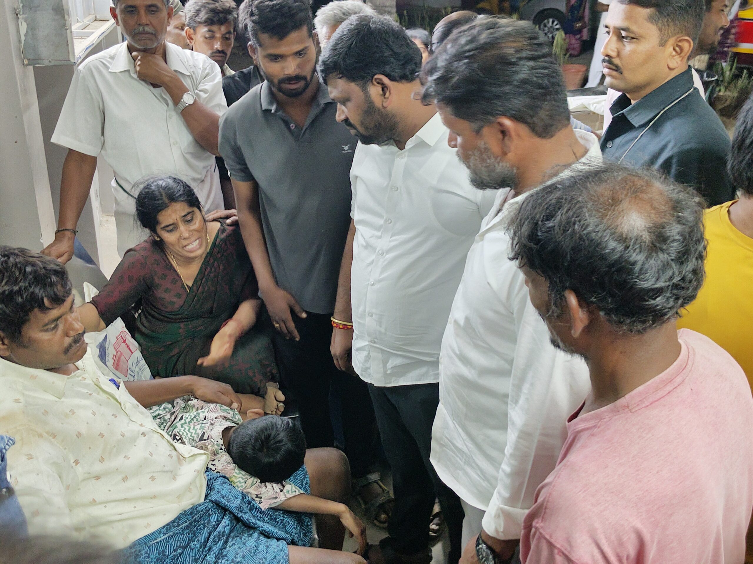 లారీ ఢీకొని ఇద్దరు బాలురు మృతి