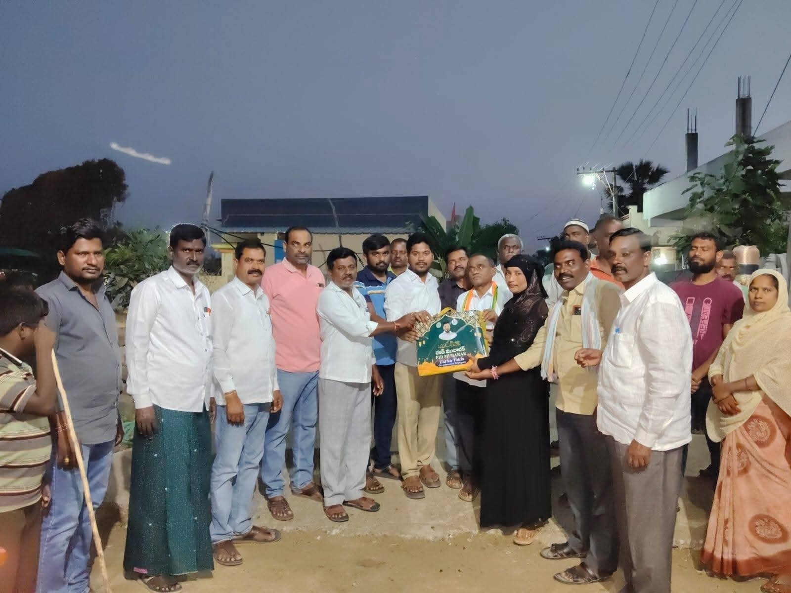 రంజాన్ తోఫాలను పంపిణీ చేసిన కౌన్సిలర్