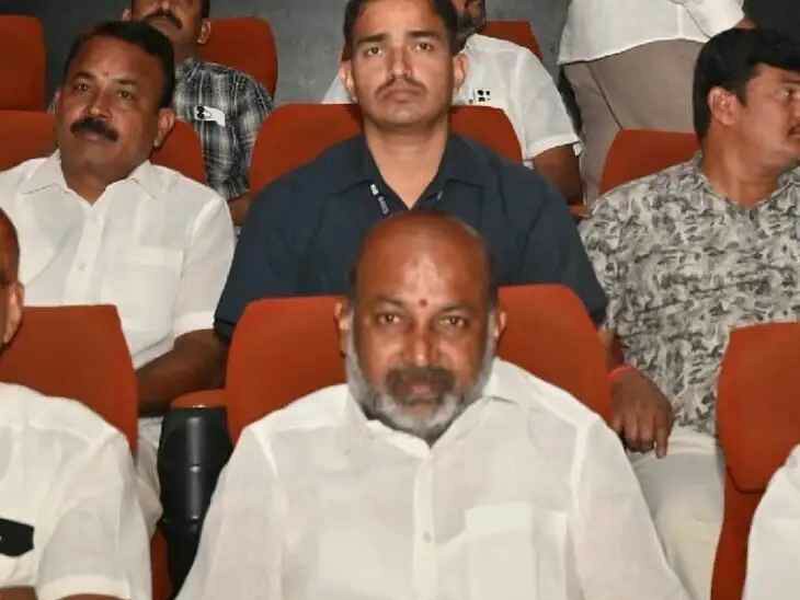 థియేటర్‌లో మంత్రి సందడి