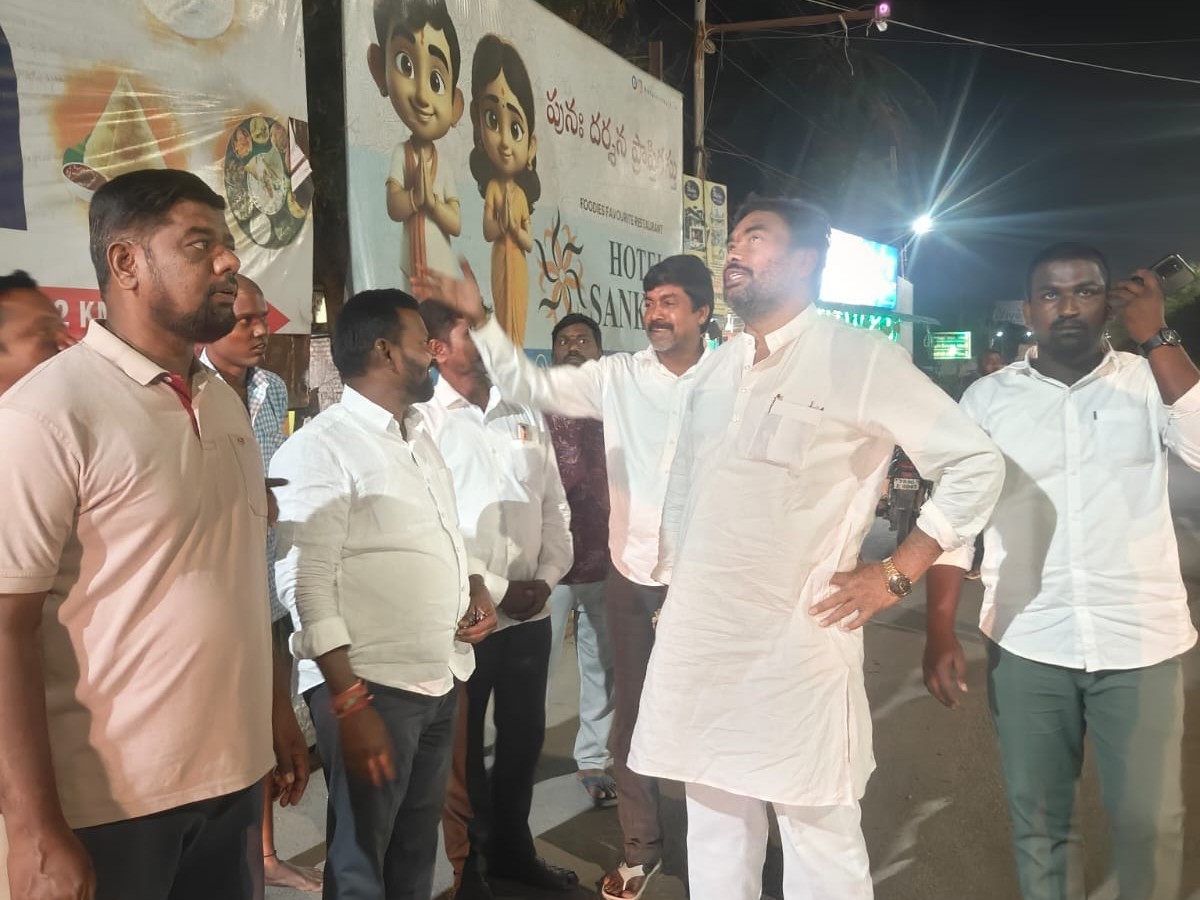 సర్వీస్ రోడ్డులో వీధి దీపాలు