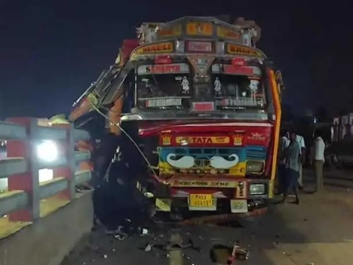 డివైడర్‌ను ఢీకొట్టిన లారీ.. వ్యక్తికి గాయాలు