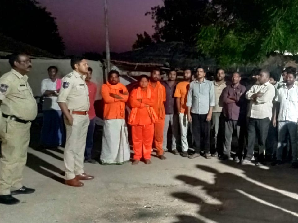 రోడ్డు భద్రత నియమాలు పాటించాలి: ఎస్సై