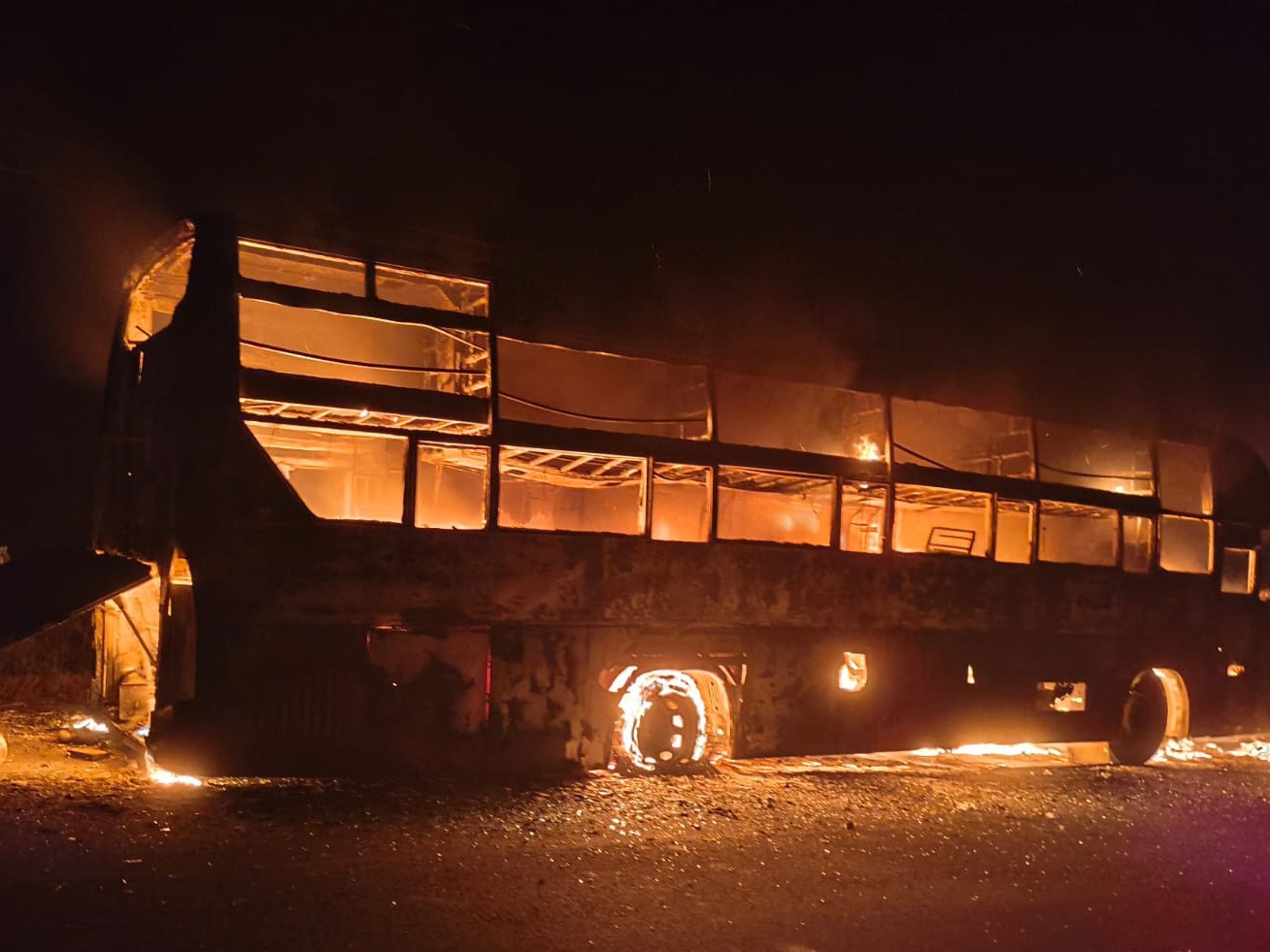 ప్రైవేట్ బస్సు దగ్ధం.. తప్పిన పెను ప్రమాదం