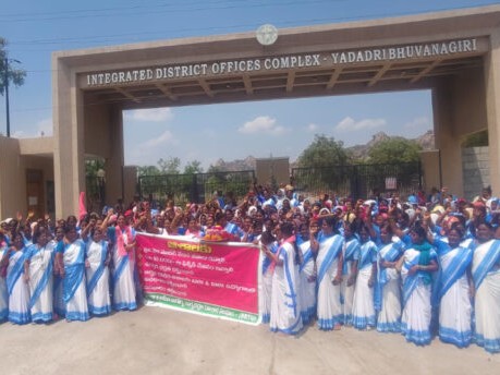 ఆశా వర్కర్ల సమస్యలు పరిష్కరించాలని ధర్నా