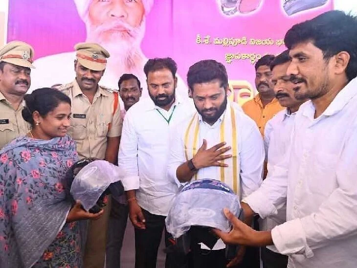 హెల్మెట్లు పంపిణీ చేసిన ఎమ్మెల్యే
