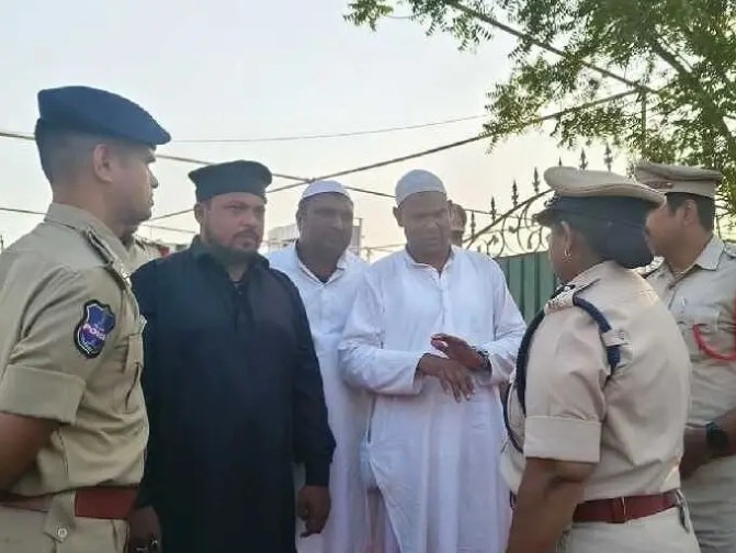 ఈద్గా వద్ద భద్రతా తనిఖీలు