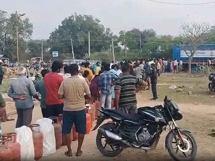 గ్యాస్ సిలిండర్ల కోసం భారీ క్యూ