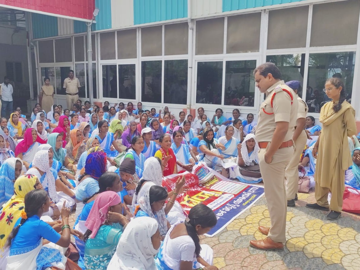 ఎమ్మెల్యే క్యాంపు కార్యాలయం ముట్టడి