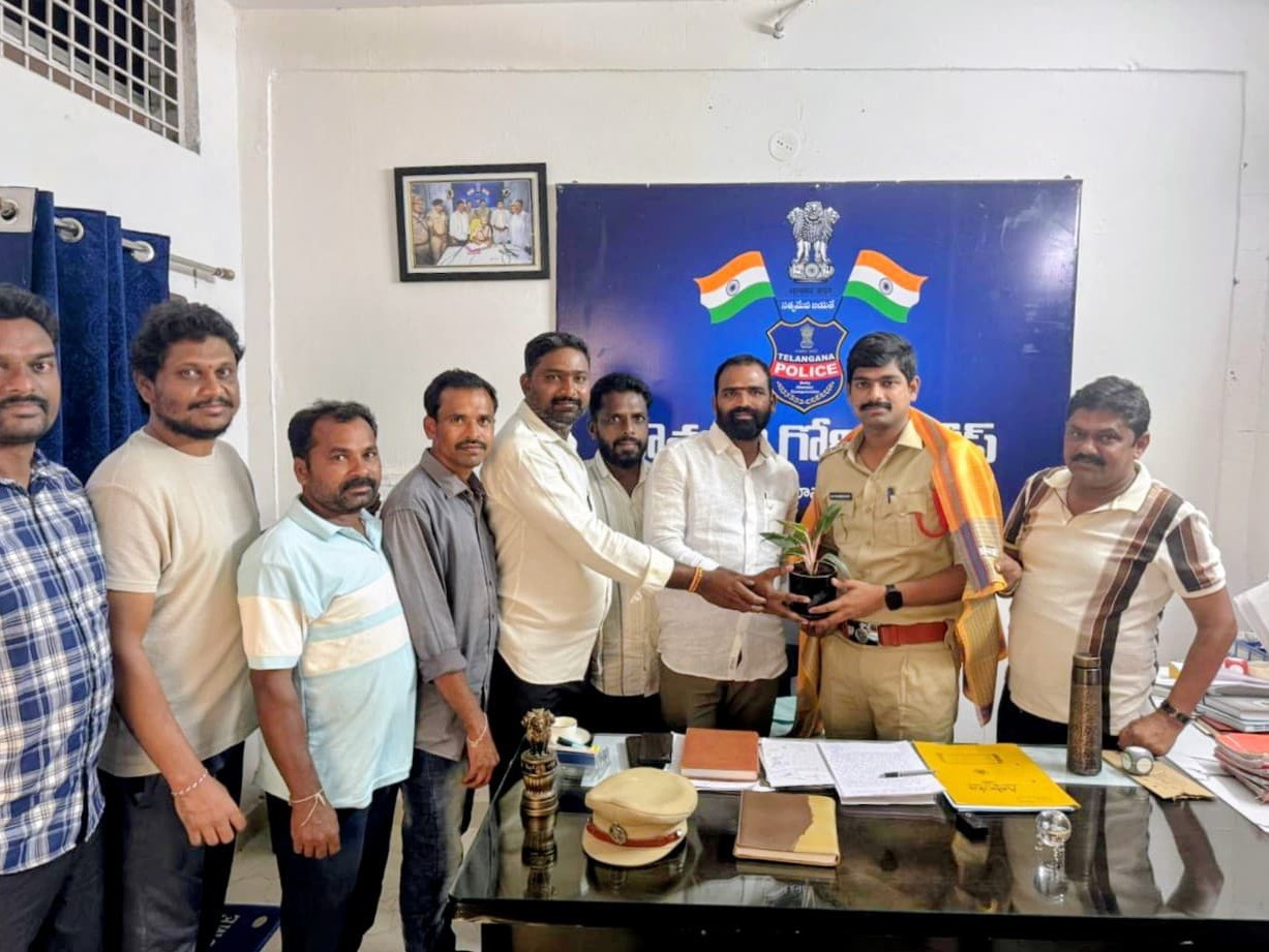 నూతన SIను సన్మానించిన నిజాంపల్లీ నాయకులు