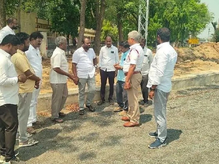 రోడ్డు నిర్మాణ పనులను పరిశీలించిన మేయర్