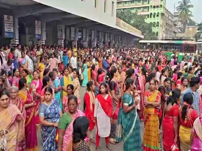 రద్దీగా ఉన్న రావులపాలెం బస్టాండ్