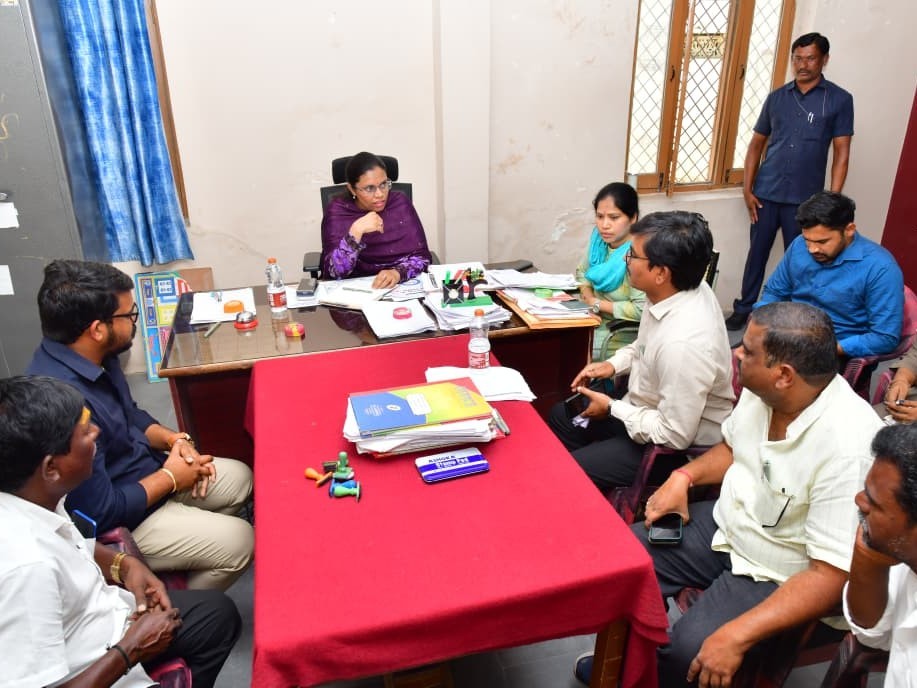 తహసీల్దార్ కార్యాలయాన్ని తనిఖీ చేసిన కలెక్టర్