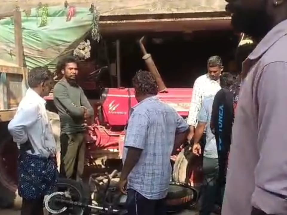 రాజంపేటలో షాపులోకి దూసుకెళ్లిన ట్రాక్టర్