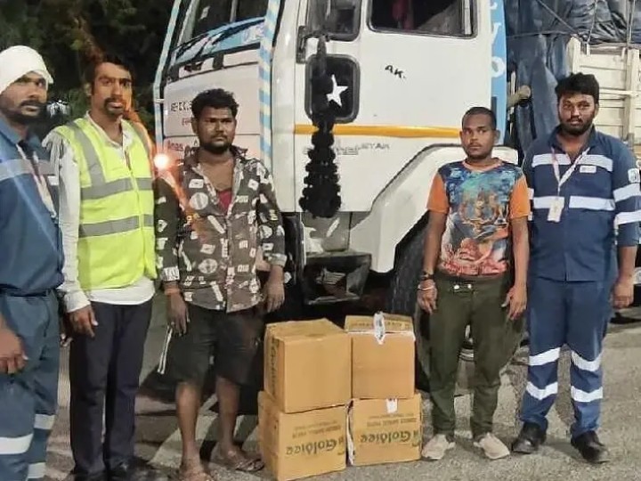 మానవత్వం చాటుకున్న టోల్ ప్లాజా సిబ్బంది